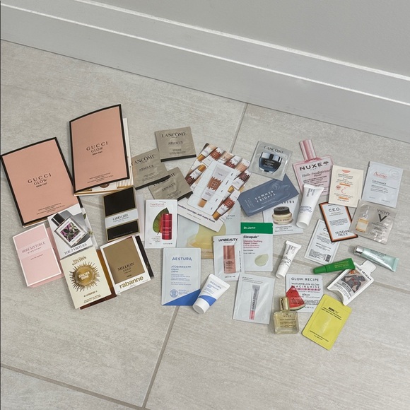 Assorted Beauty Sample Set - Picture 2 of 11